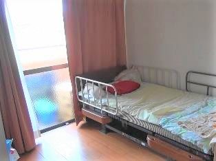 ワンルームタイプの部屋の様子。介護しようのベッドが置いてある