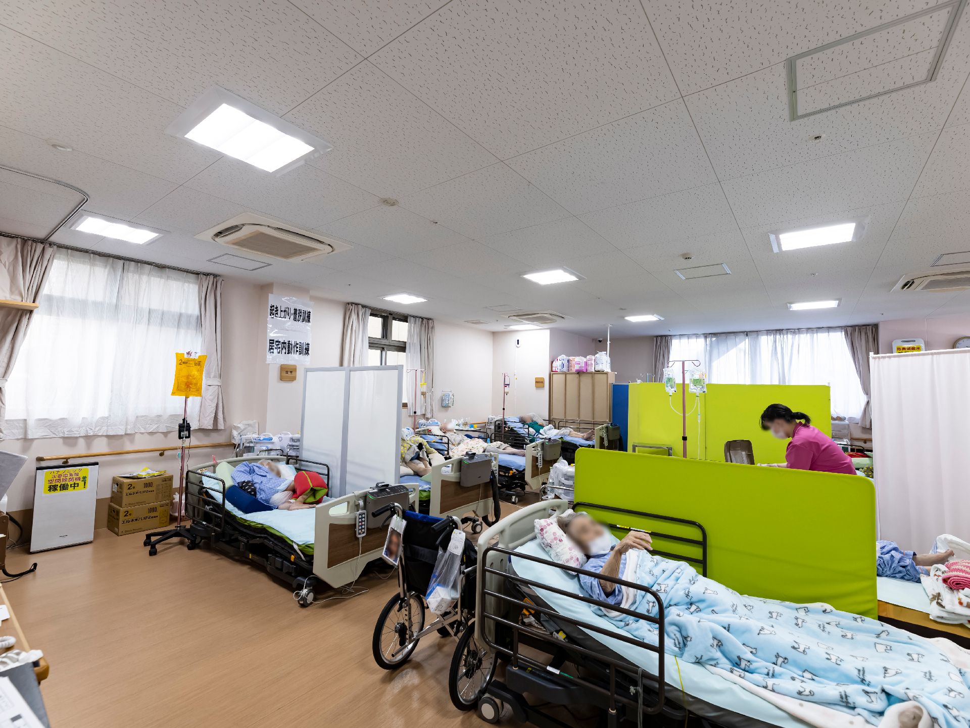 複数の介護ベッドが設置されている共有スペース