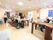 ゆとりあるスペースが確保されている共有スペース。壁にはさまざまな作品が飾られており、華やかな雰囲気になっている。