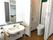 トイレのすぐ横には独立した洗面台がある。手すりが両サイドにつき、正面には鏡が付いている。
