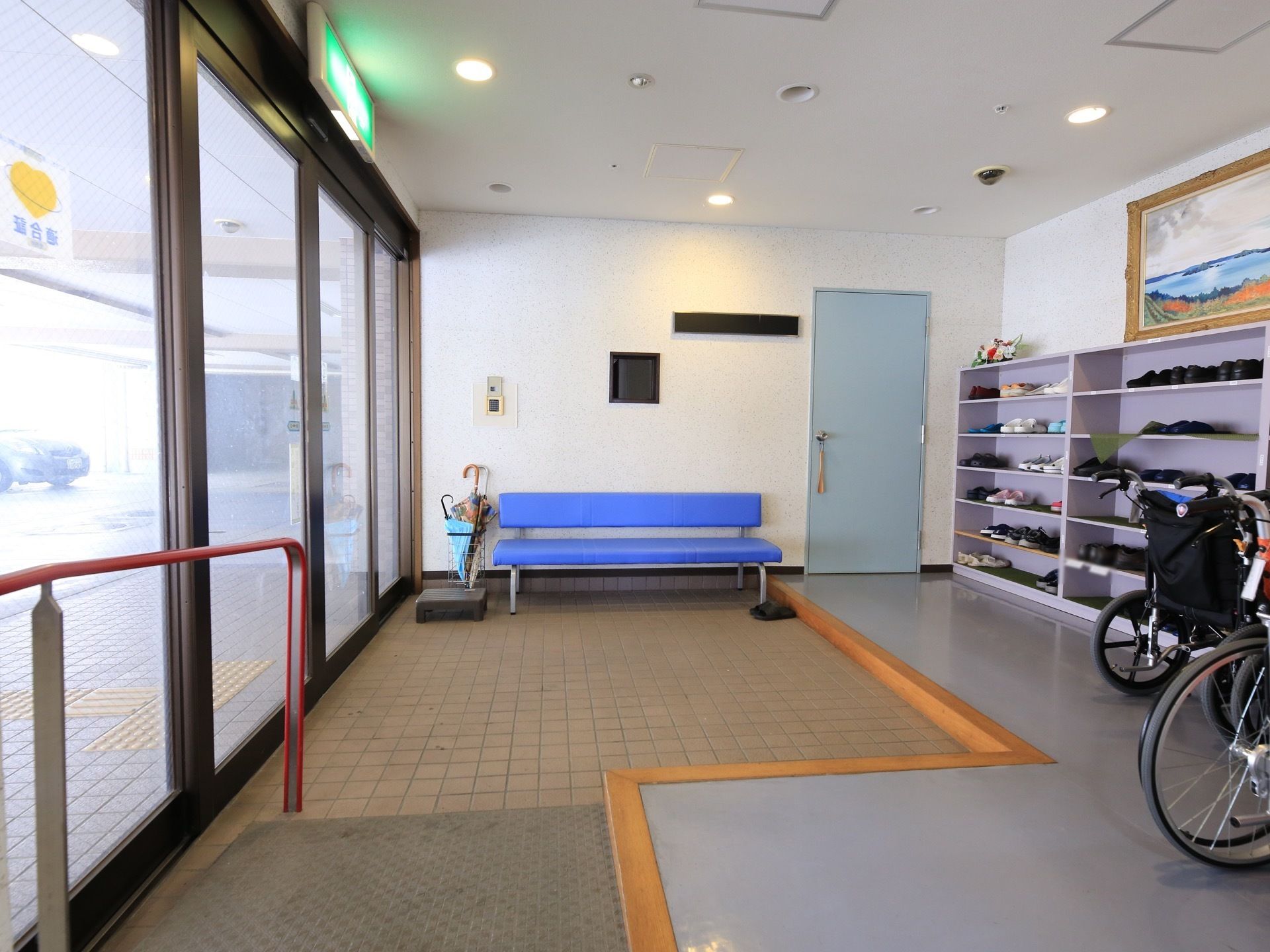 玄関内部には広い土間があり、壁際に長いベンチが置かれている。土間から床面に上がった所に靴棚がある。