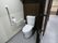 温水洗浄便座が採用されたトイレが設置されており、操作ボタンが壁に取り付けられている。ナースコールが備わっている。