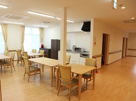 冷蔵庫や電子レンジが置かれたキッチンがある食堂には、ダイニングテーブルは複数設置されている。
