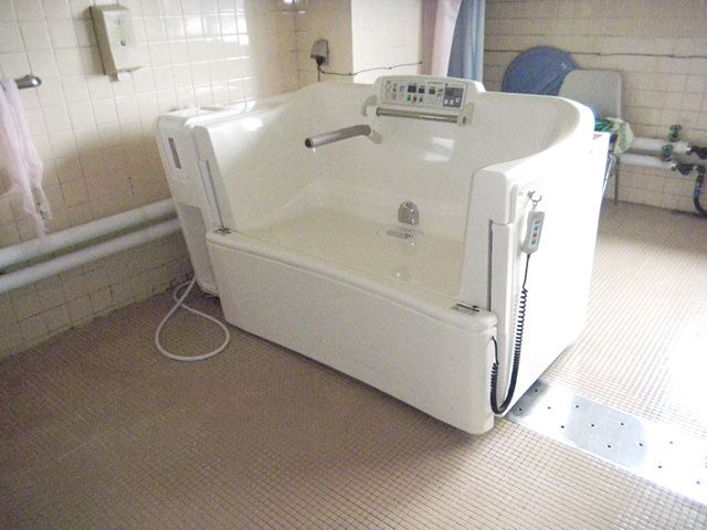 バリアフリー設計の浴室