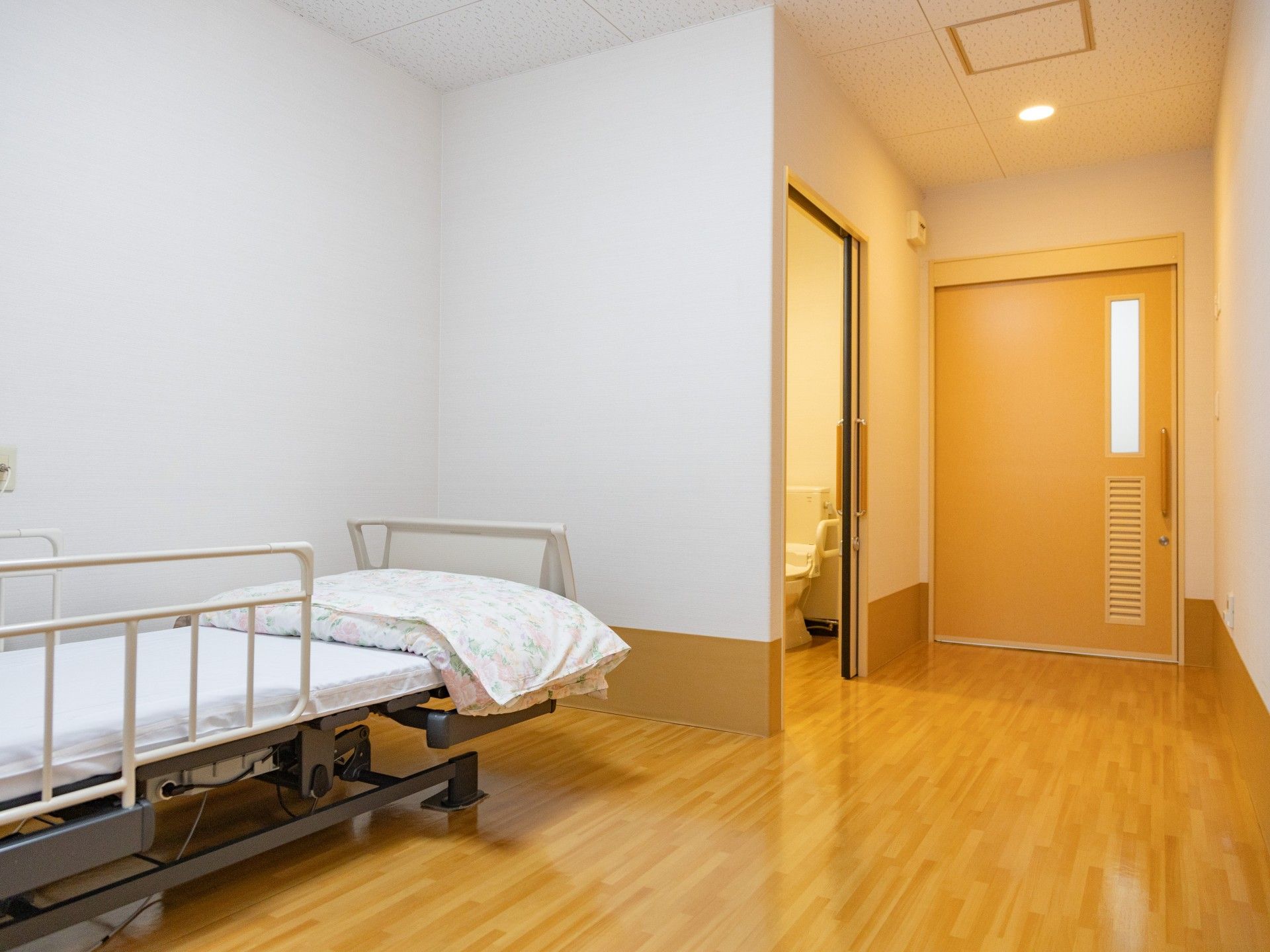 ベッドとトイレのある部屋