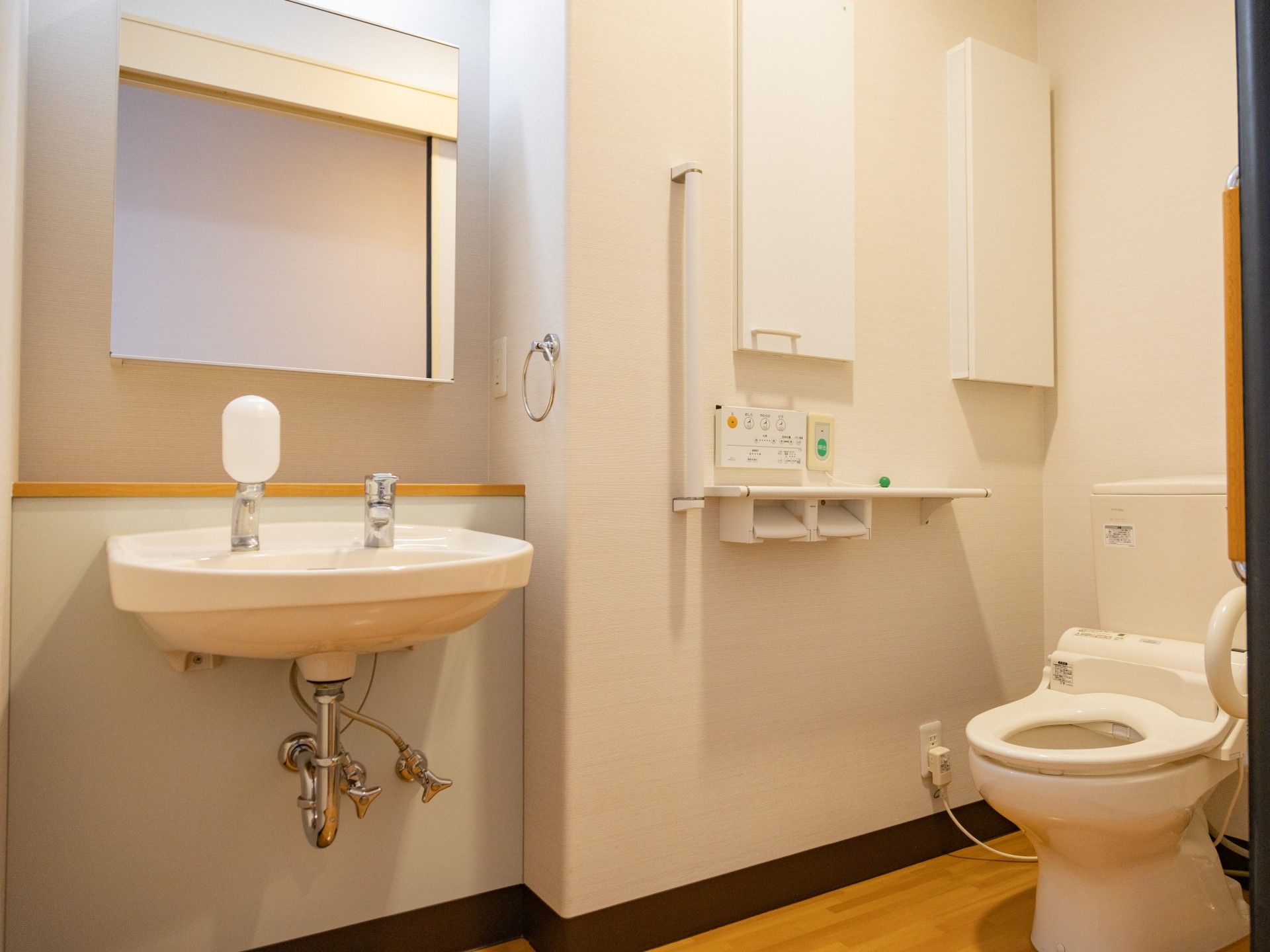 清潔なトイレと洗面所
