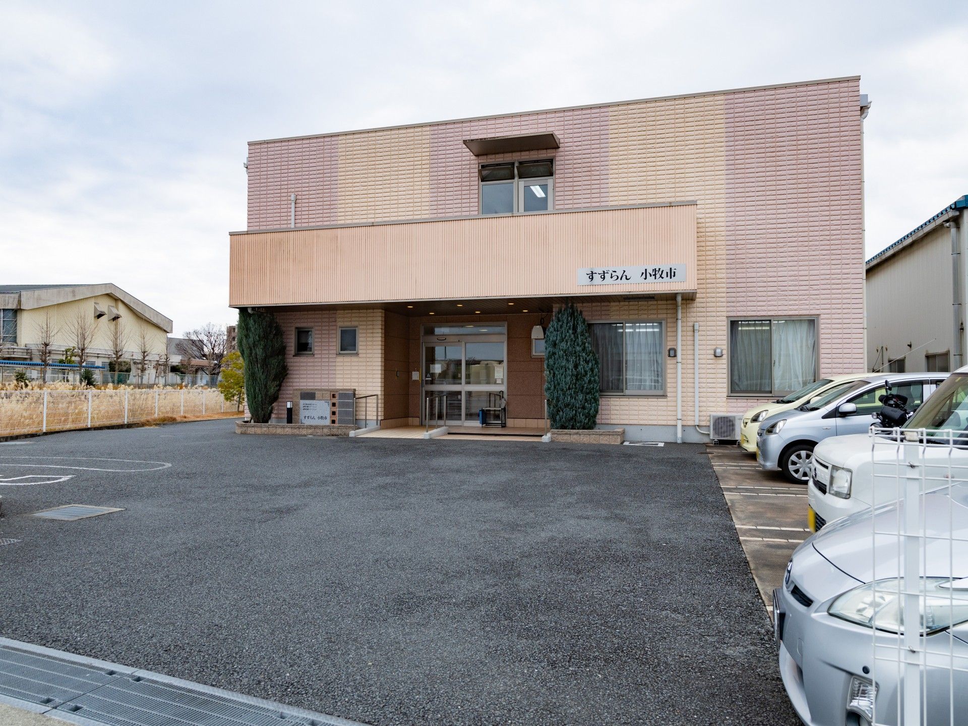 駐車場のある建物外観
