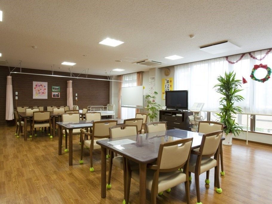 デイサービスセンターには静養室もあり、テレビやダイニングテーブルが置かれている。