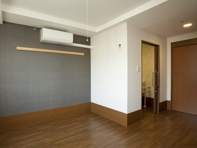 トイレ付きの居室はフローリングで家具などは置かれていない。