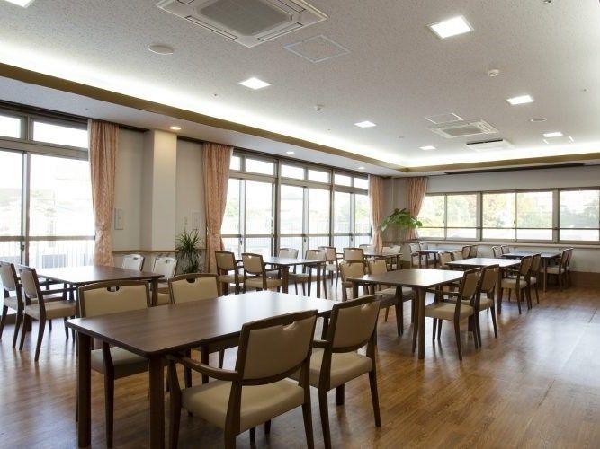 ４人掛けのテーブルが複数並んだ食堂には、観葉植物も置かれている。