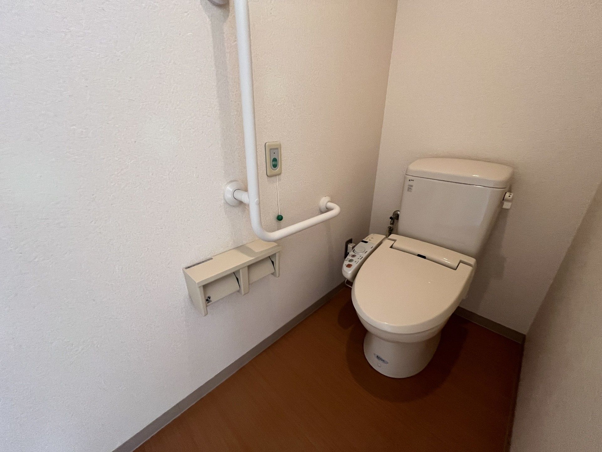 手すり付きのトイレ