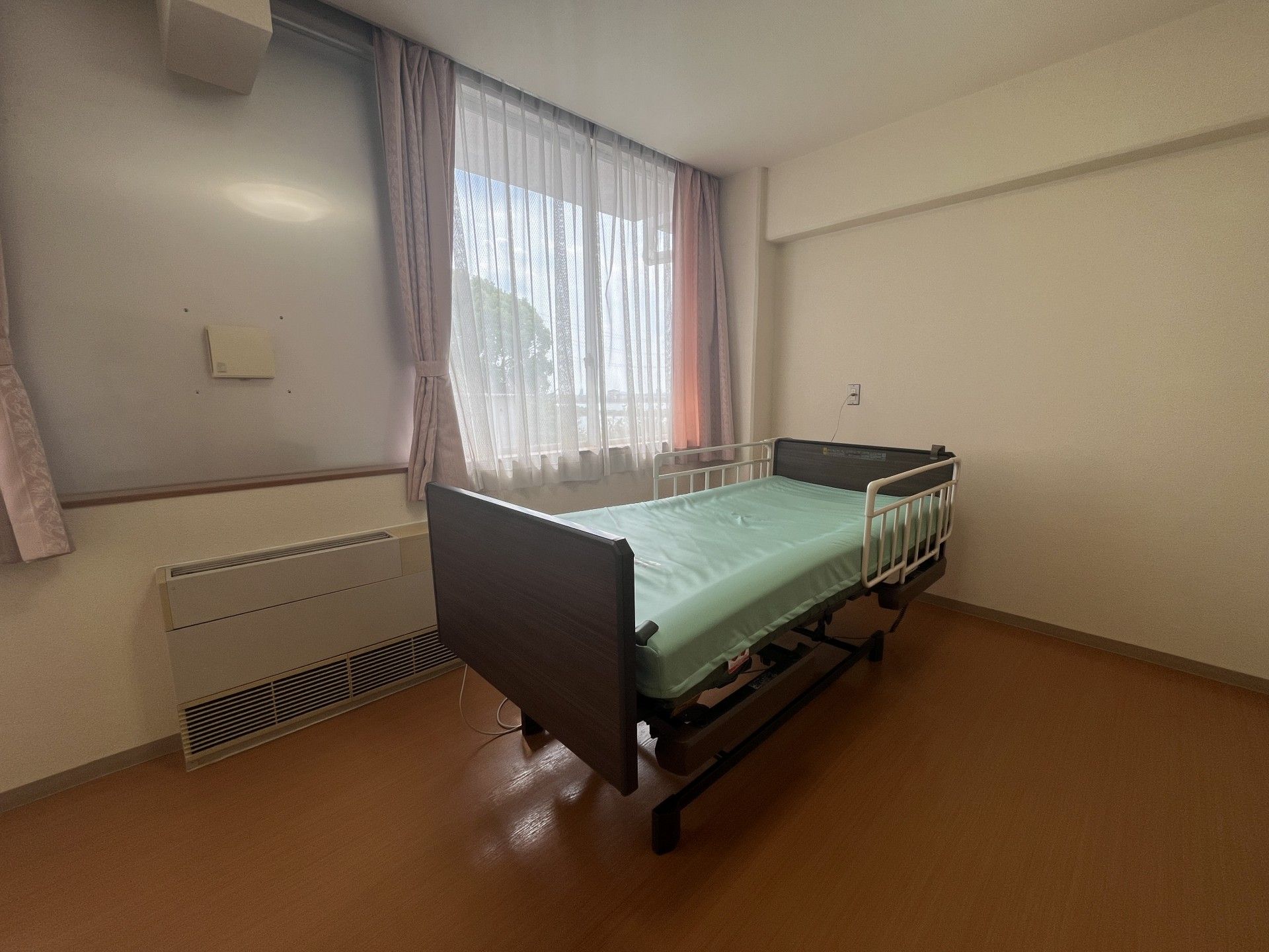 窓際のベッドルーム