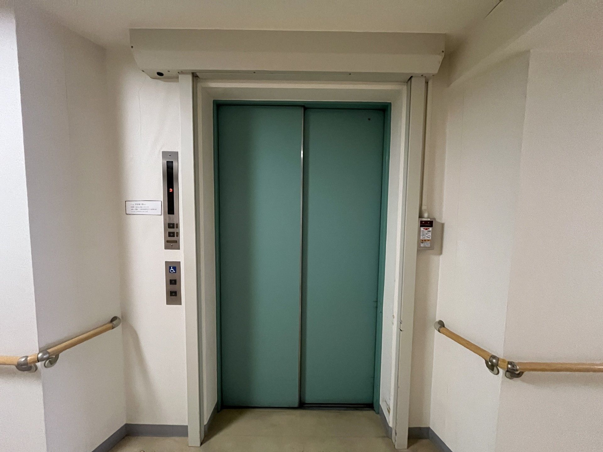 安全なエレベーター入口