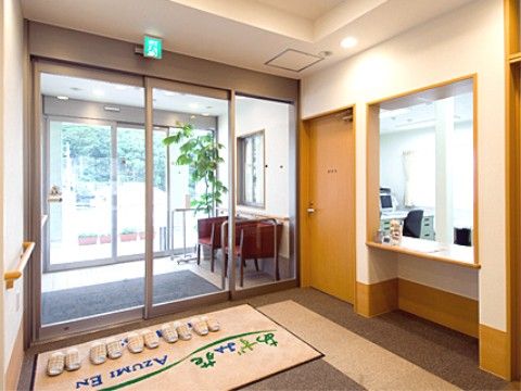 バリアフリー構造で壁には手すりが設置されている。自動ドアの上部には非常口の標識が取り付けられている。