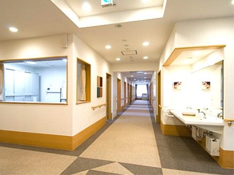 窓があるため廊下側からステーションの中が見えて開放的である。ステーション前は広いスペースとなっている。