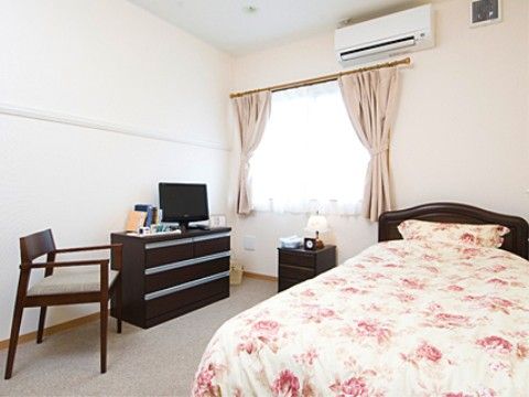 好みの家具をいくつか置いても余裕の広さである。室内には窓があり、昼間は光が差し込んで明るい空間である。