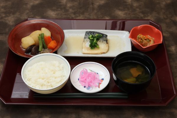 煮魚と野菜の煮物ご飯と味噌汁のセット