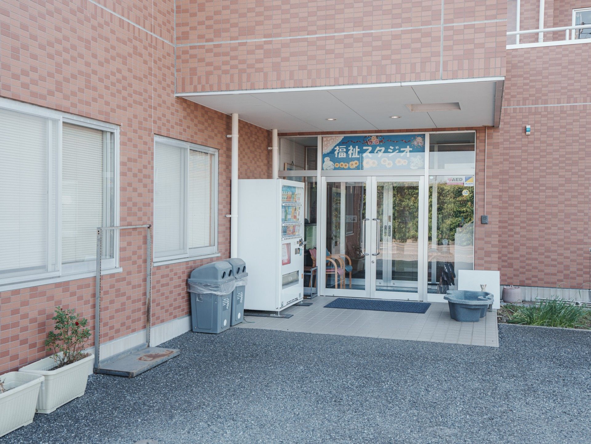 入口が広い施設の玄関
