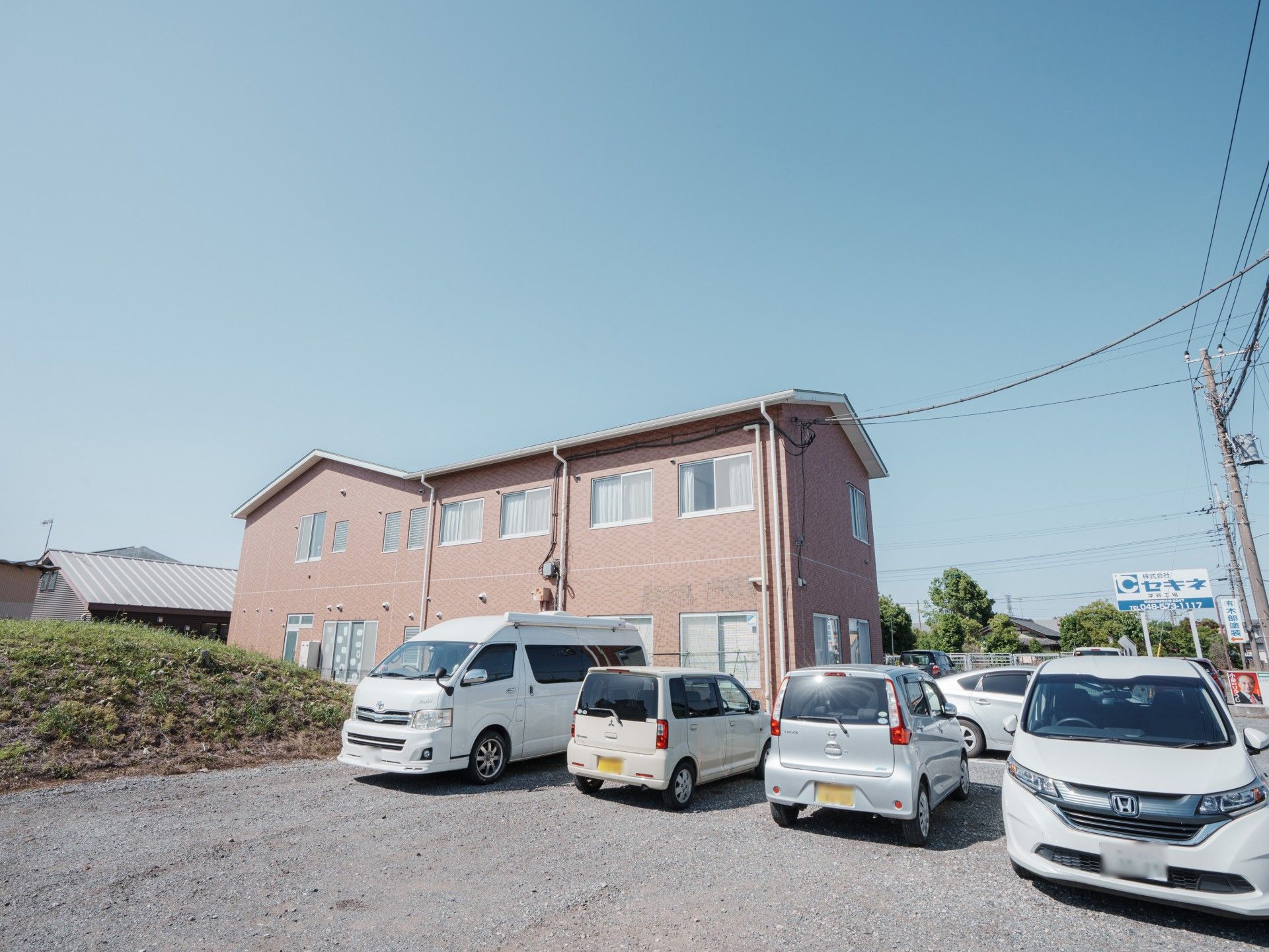 広々とした駐車場の施設