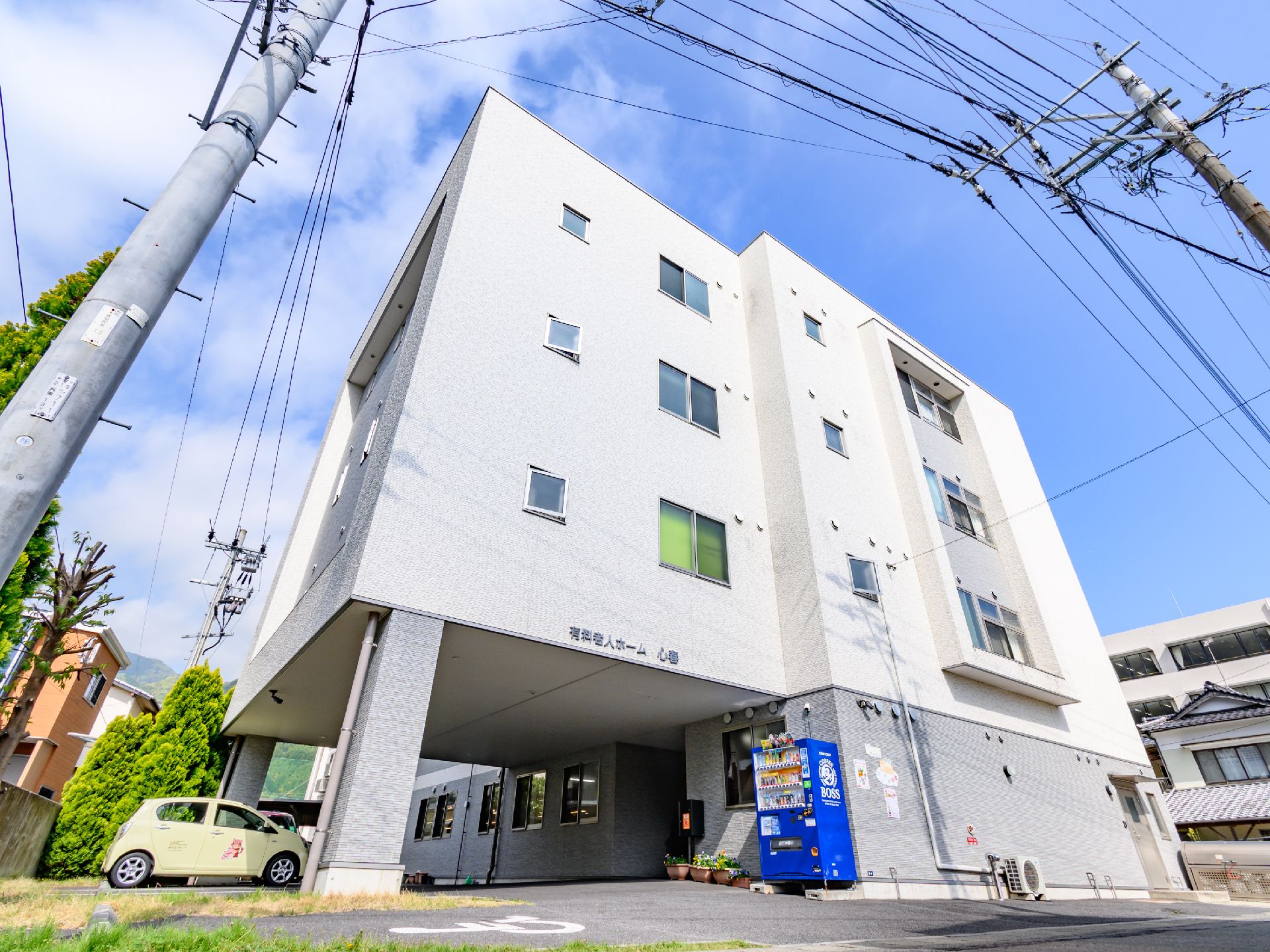 車椅子の人でも楽に移動できるように段差を排除した介護施設の外観