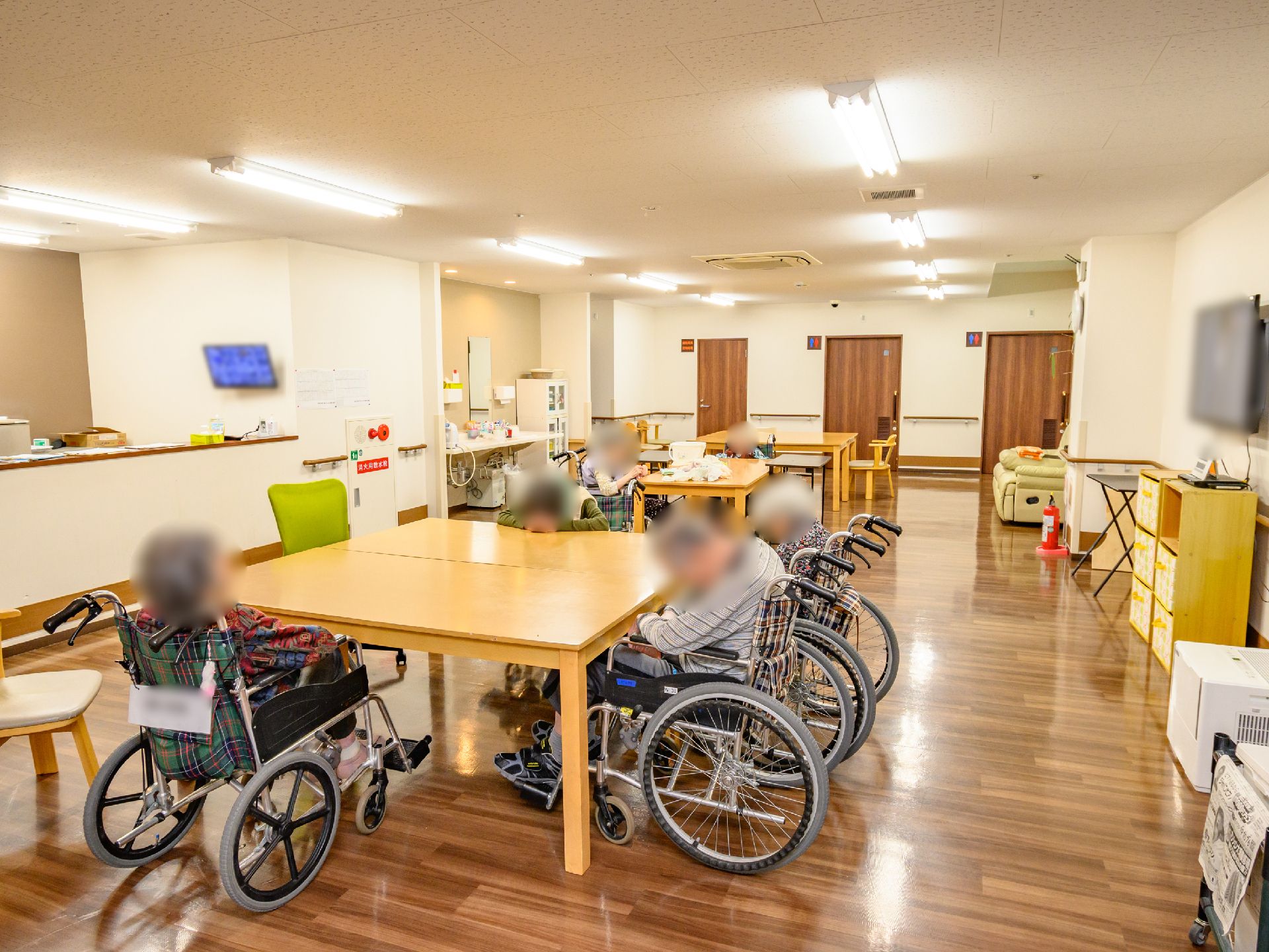 窓が多数設置されて日差しが降り注ぎ、開放感のある共有スペース