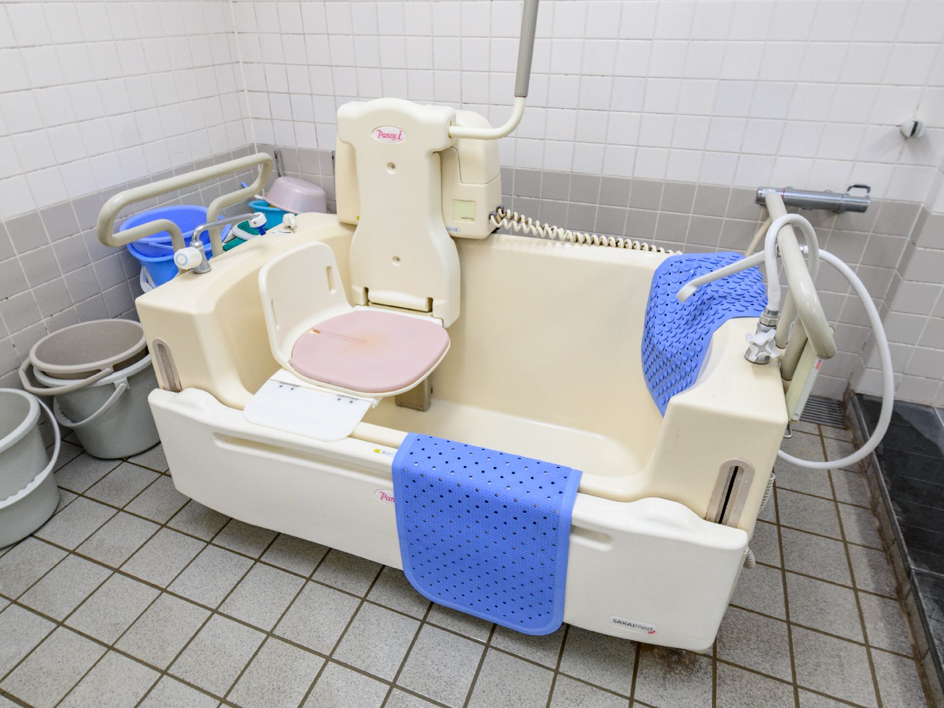 寝たきりの方が入浴を楽しめるように機械浴が設置されている浴室