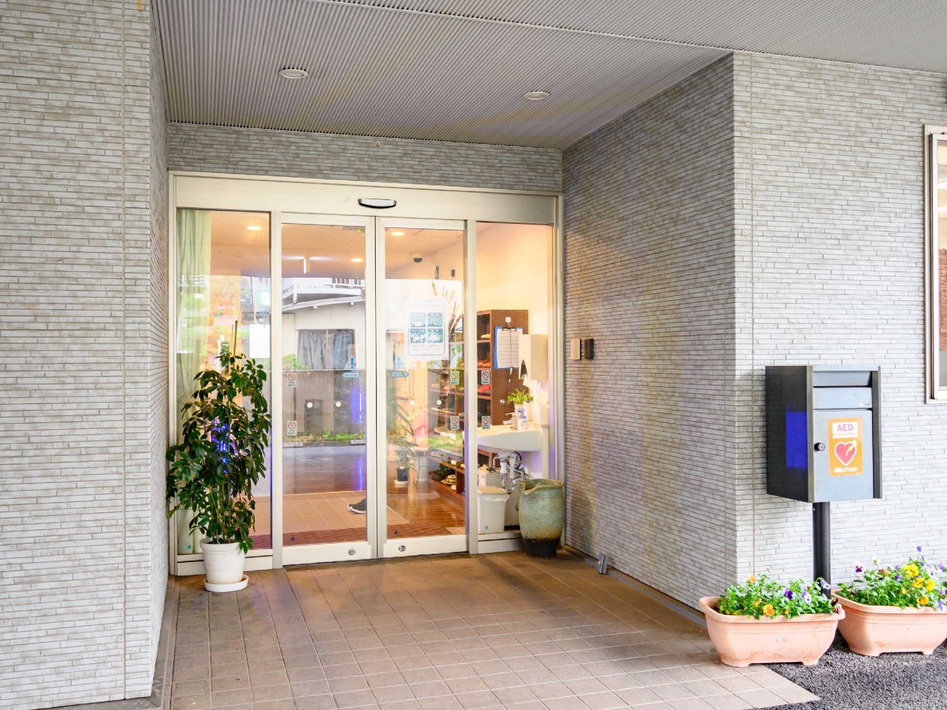 屋根がつき、段差が取り払われているエントランス