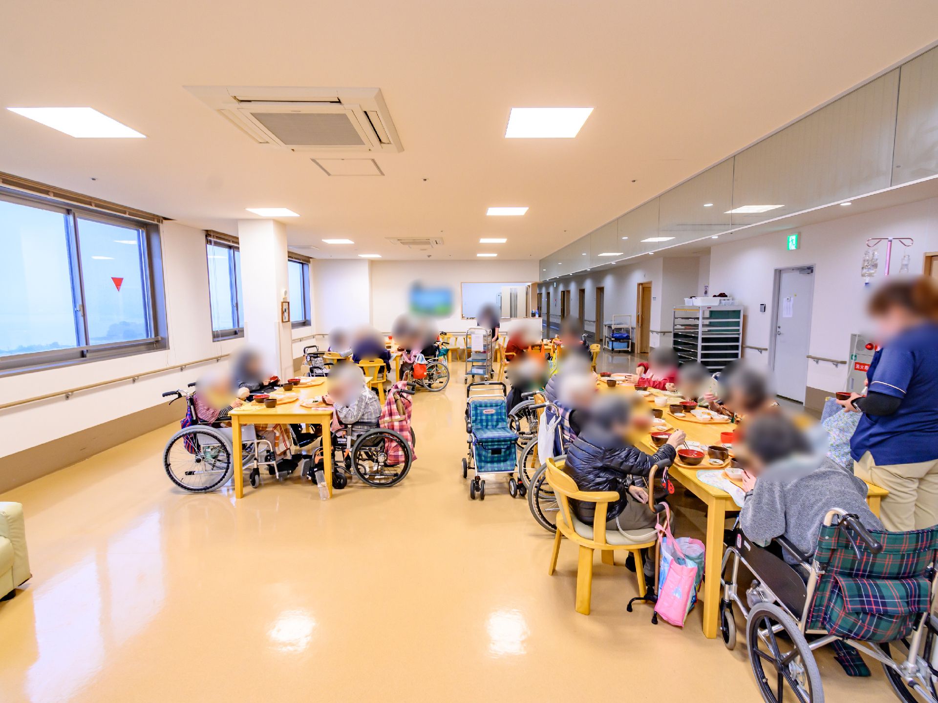 テーブルが置かれ、椅子が複数置かれている部屋