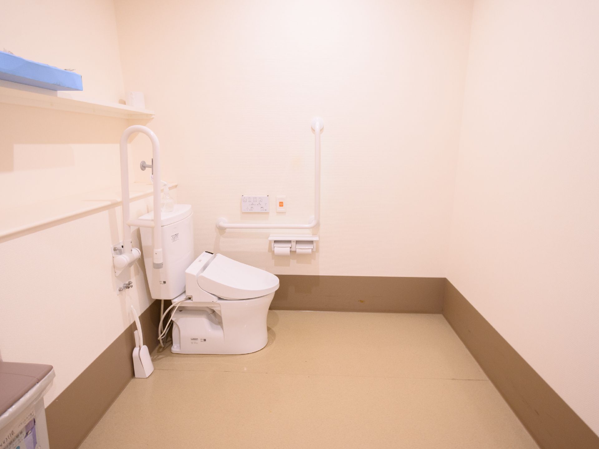 安全に利用できるように、手すりが設置されたトイレ