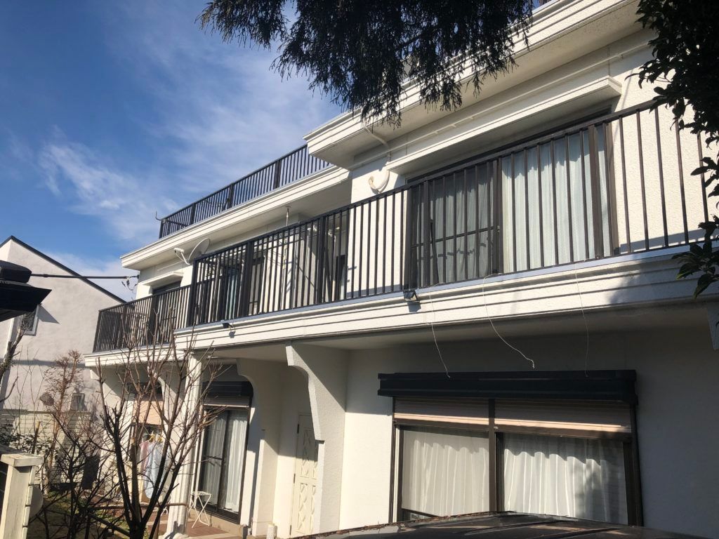 バルコニーが付いている2階建ての建物には屋上もあり、日当たりのいい場所に建っている。