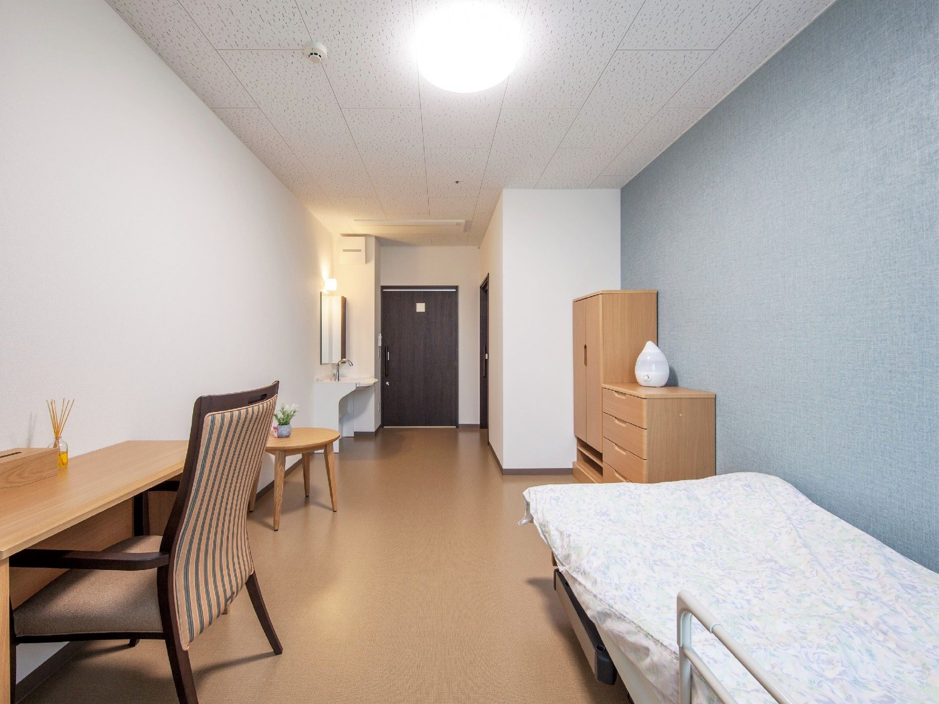 壁際にはベッドやタンス、クローゼットが置かれ、出入り口付近には洗面所やトイレがある。