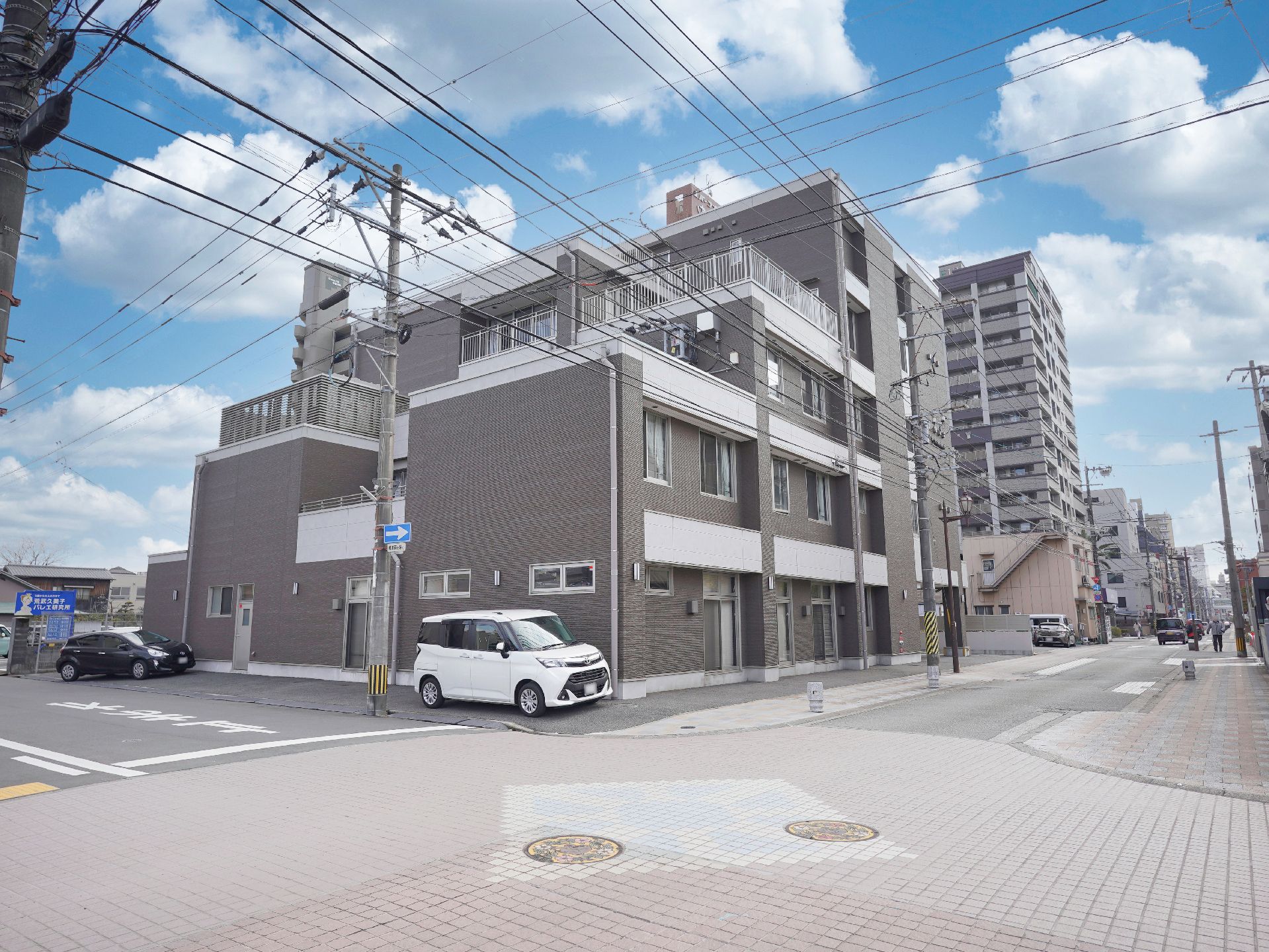 道路沿いにある５階建ての施設