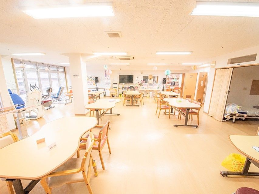 おしゃれな雑貨や照明が並んでいるような施設内の共有スペースの様子
