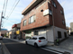 都市の住宅街通りの景色