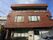 赤茶系のレンガ調造りで３階建ての施設である。訪問介護とデイサービスを併設しており入居者様に手厚い介護でサポートする。