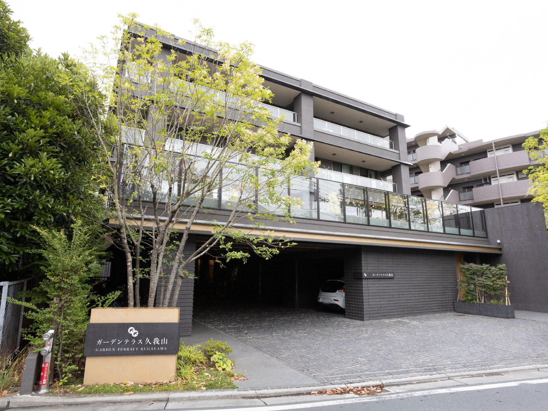 シックな色合いで、高級マンションのような雰囲気がある外観