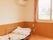 エアコンや介護用ベッドが置いてある小さなワンルームタイプの部屋。窓と緊急コールががある