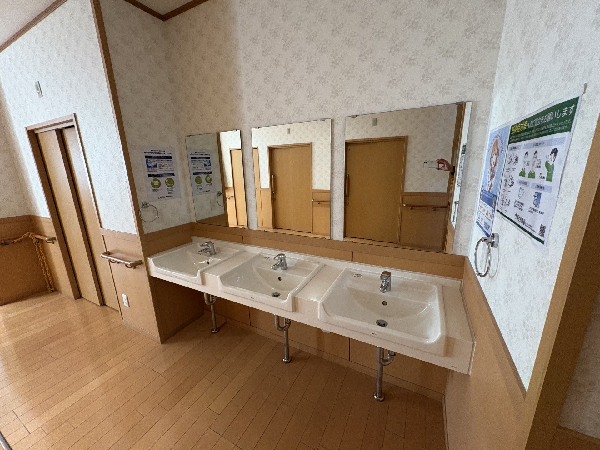手洗い場の鏡と洗面台