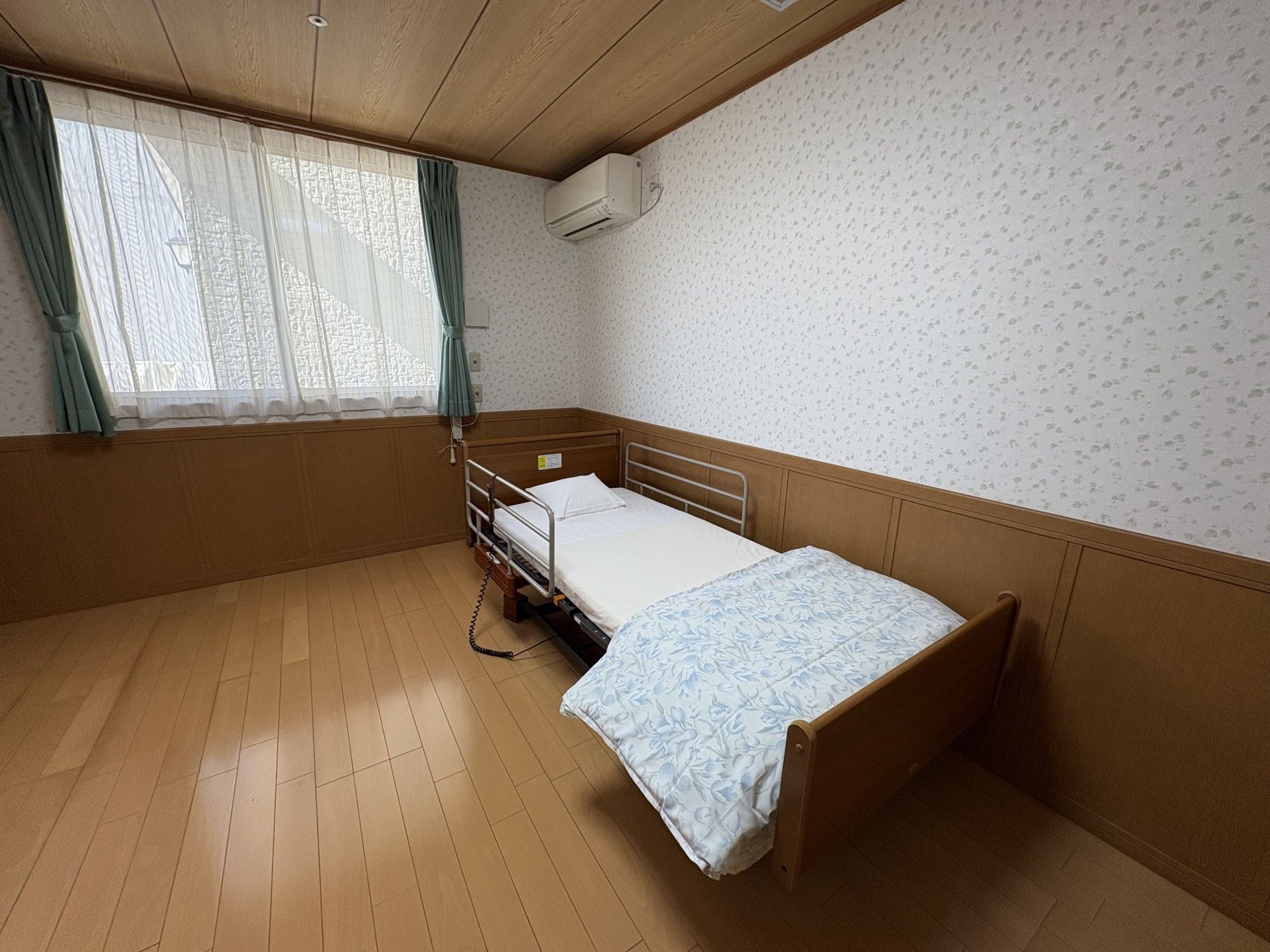 シンプルな個室のベッド