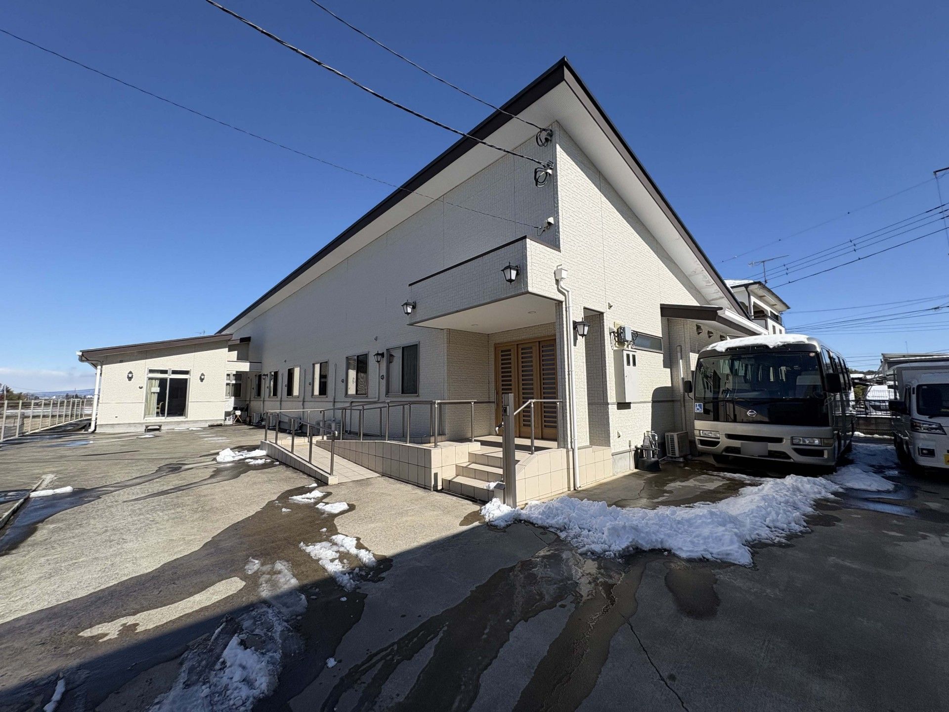 広い駐車場の建物外観