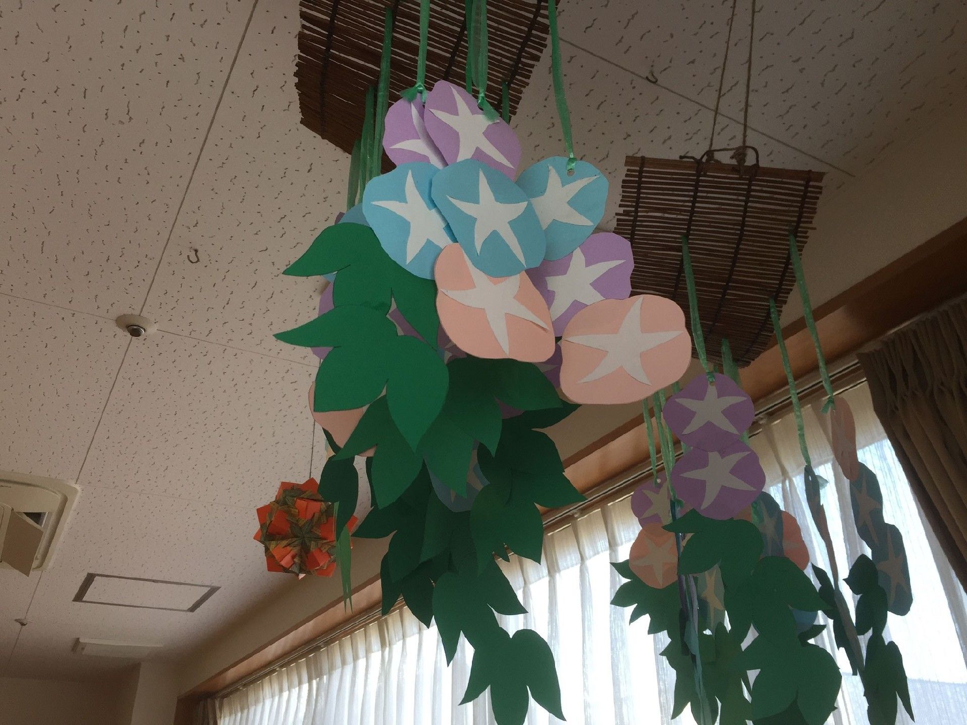 天井から手作りの紙の朝顔がぶら下げられている。