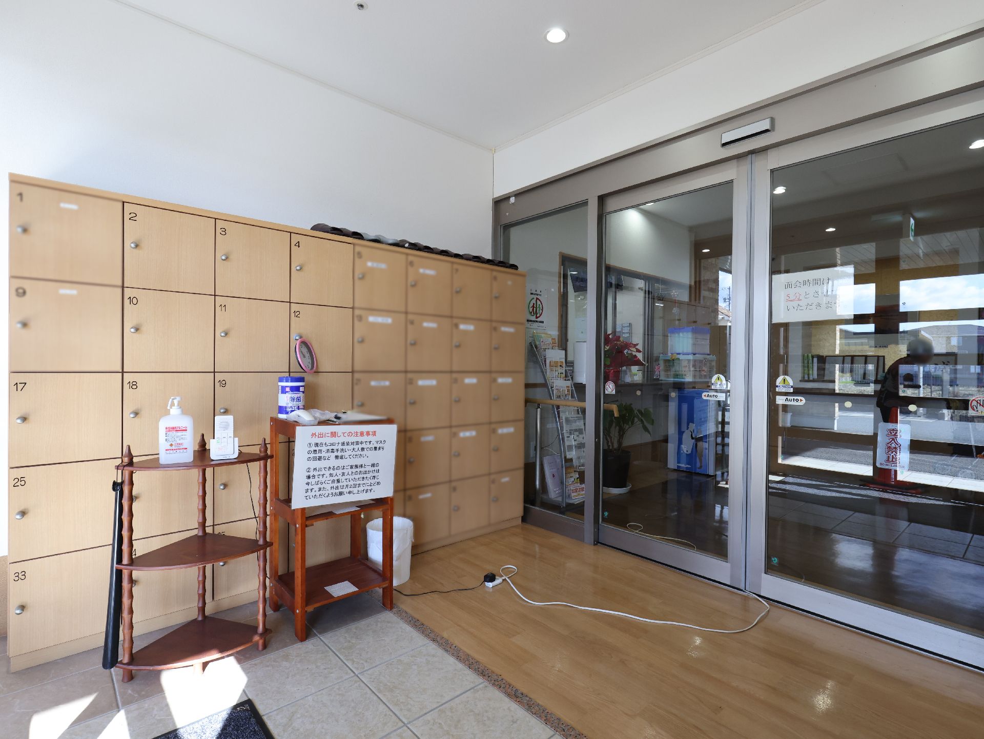 靴箱が設置された住宅型有料老人ホームの玄関