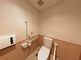 バリアフリー設計のトイレ空間