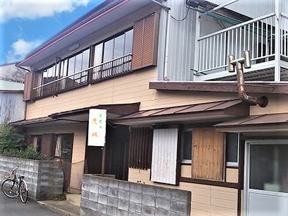 ベランダ付きの２階建ての家。昔ながらの雰囲気が残る建物。