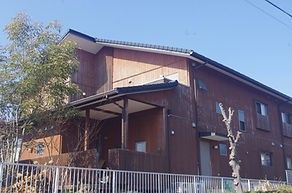 温かみのある外観の建物