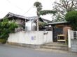 昔ながらの一軒家を思わせる外観。懐かしさを感じ、愛着が湧くような佇まいで、入居者様が安心して生活できる場所である。