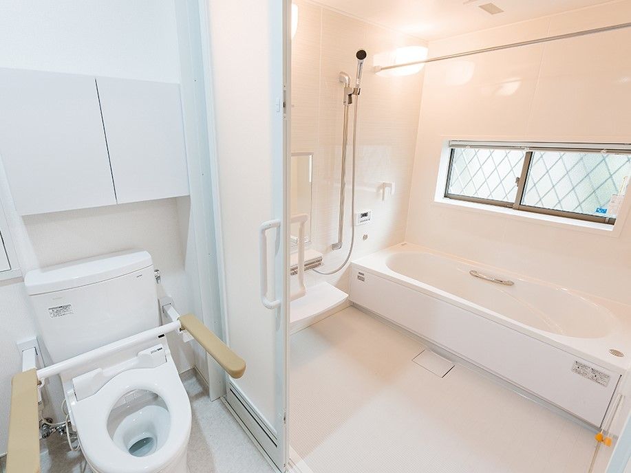 白を基調にした清潔感あるデザインのトイレと浴室。施設居室内の水回りの様子
