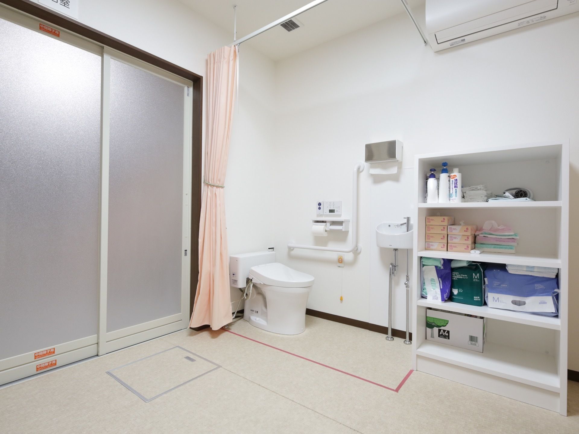 広いスペースの片隅に、トイレが設置されている。ドアはなく、カーテンで仕切ることができるようになっている。
