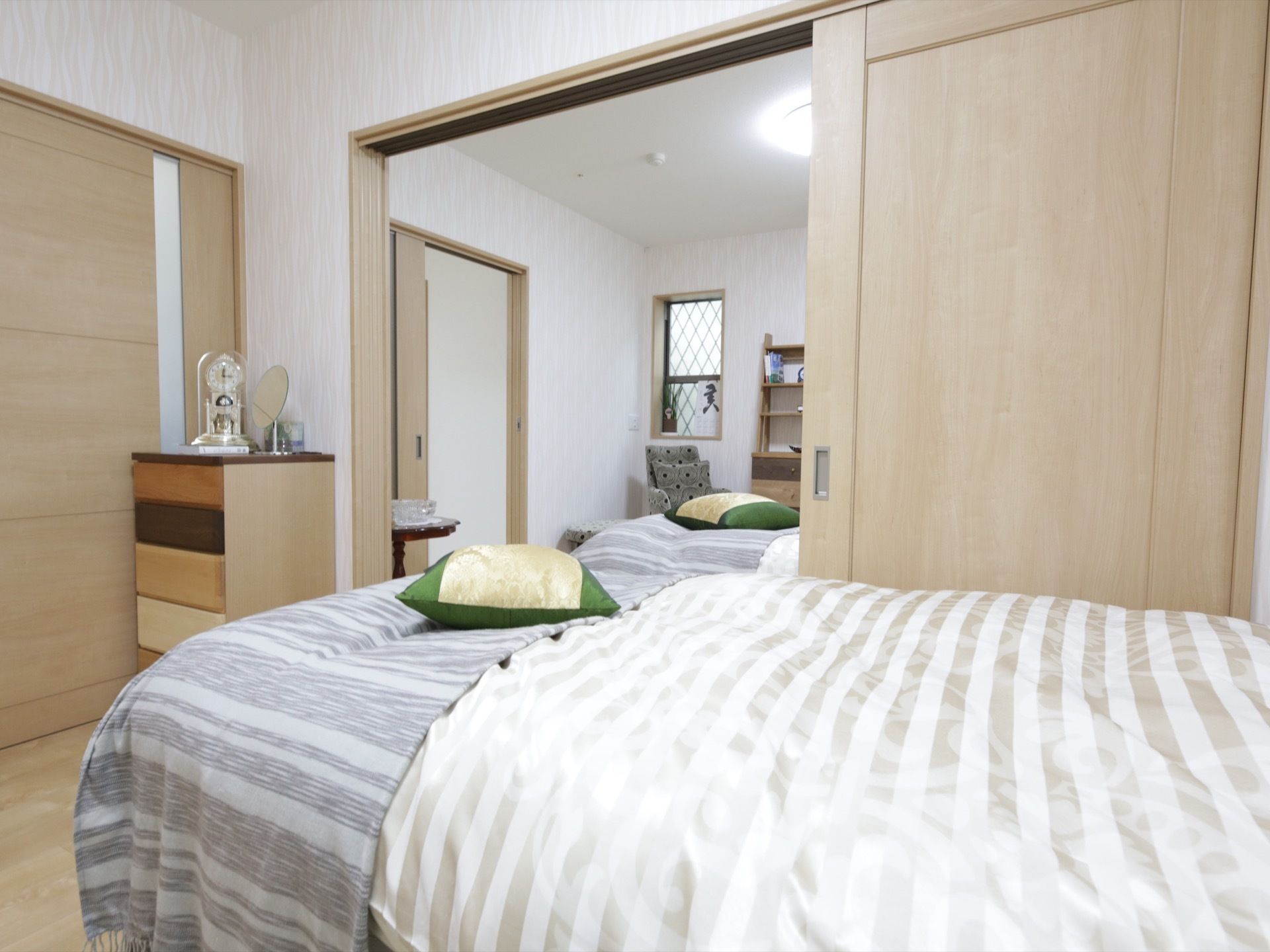 居室内は、部屋と部屋を引き戸で仕切り、続き部屋のようになっている。各部屋にベッドや家具が置かれている。