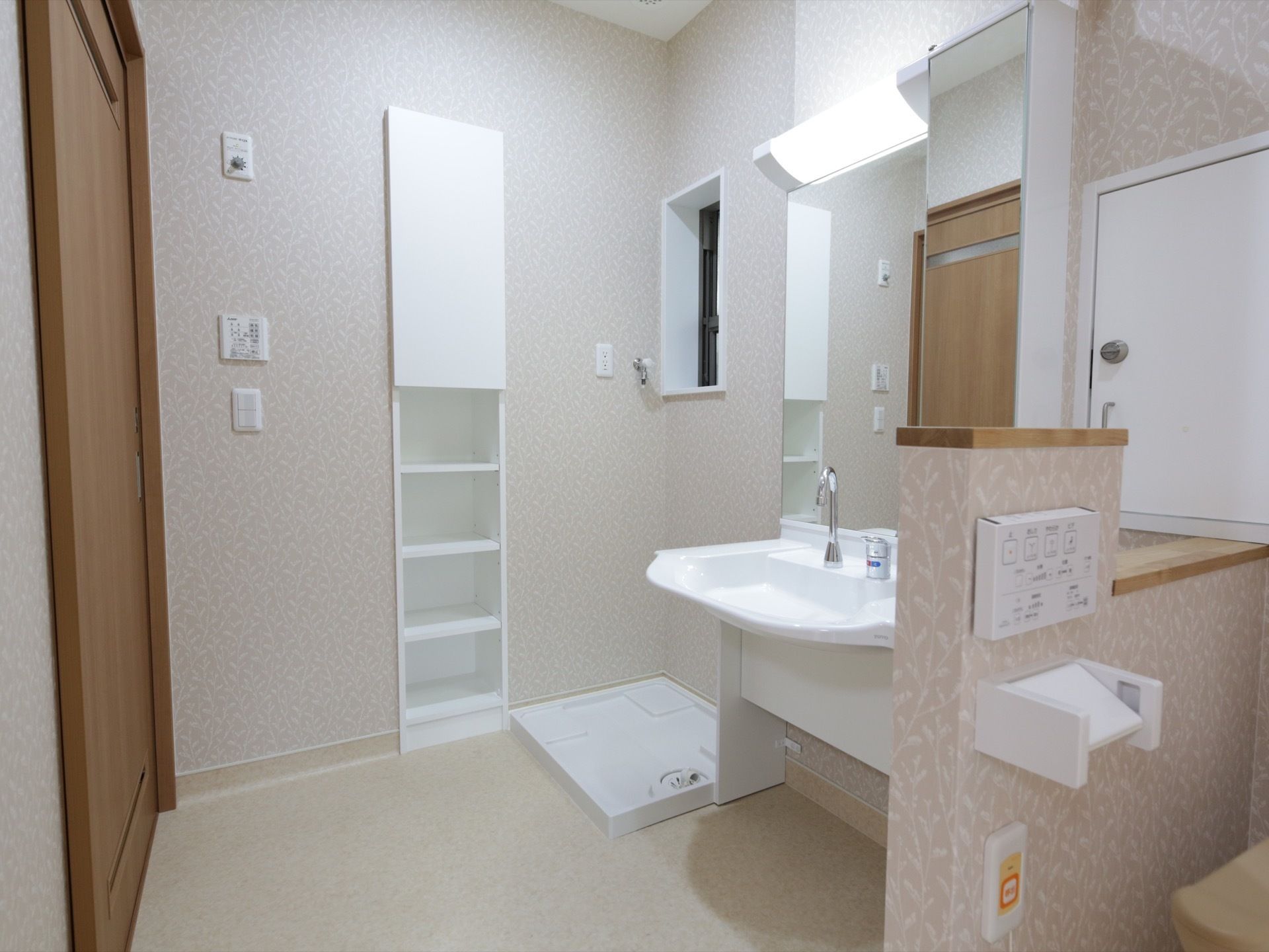 明るい洗面所には洗濯機置き場や洗面台、スペースを隔ててトイレが同じ室内に設置されている。広々としていて利用しやすい雰囲気になっている。